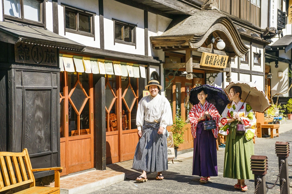 Thuê trang phục truyền thống và tản bộ trên khu phố Ginzan hữu tình